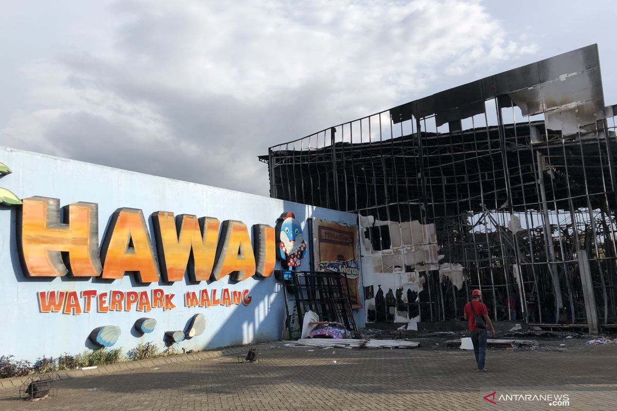 Wahana baru di Hawaii Water Park Malang terbakar