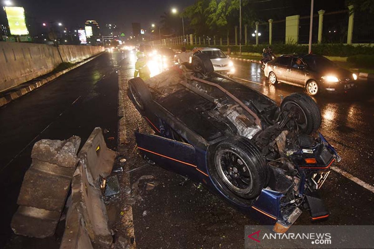 Mobil tabrak separator busway gara-gara hindari genangan