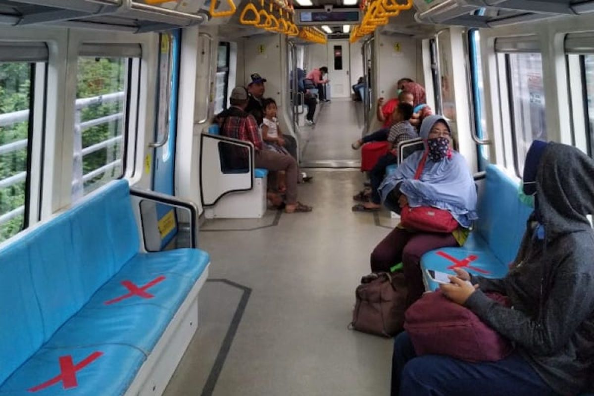 Pengelola LRT Sumatera Selatan terapkan 'social distancing'