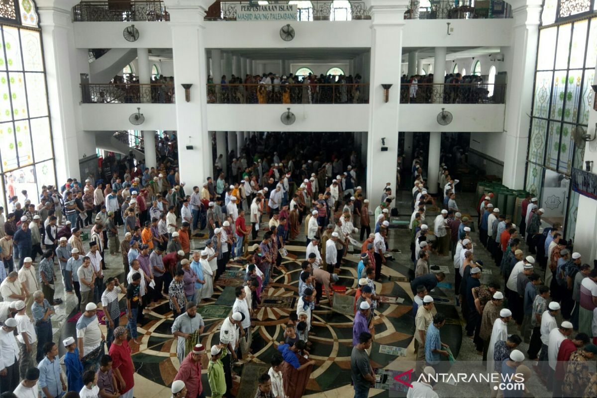 Umat muslim tetap padati shalat jumat di Masjid Agung Palembang