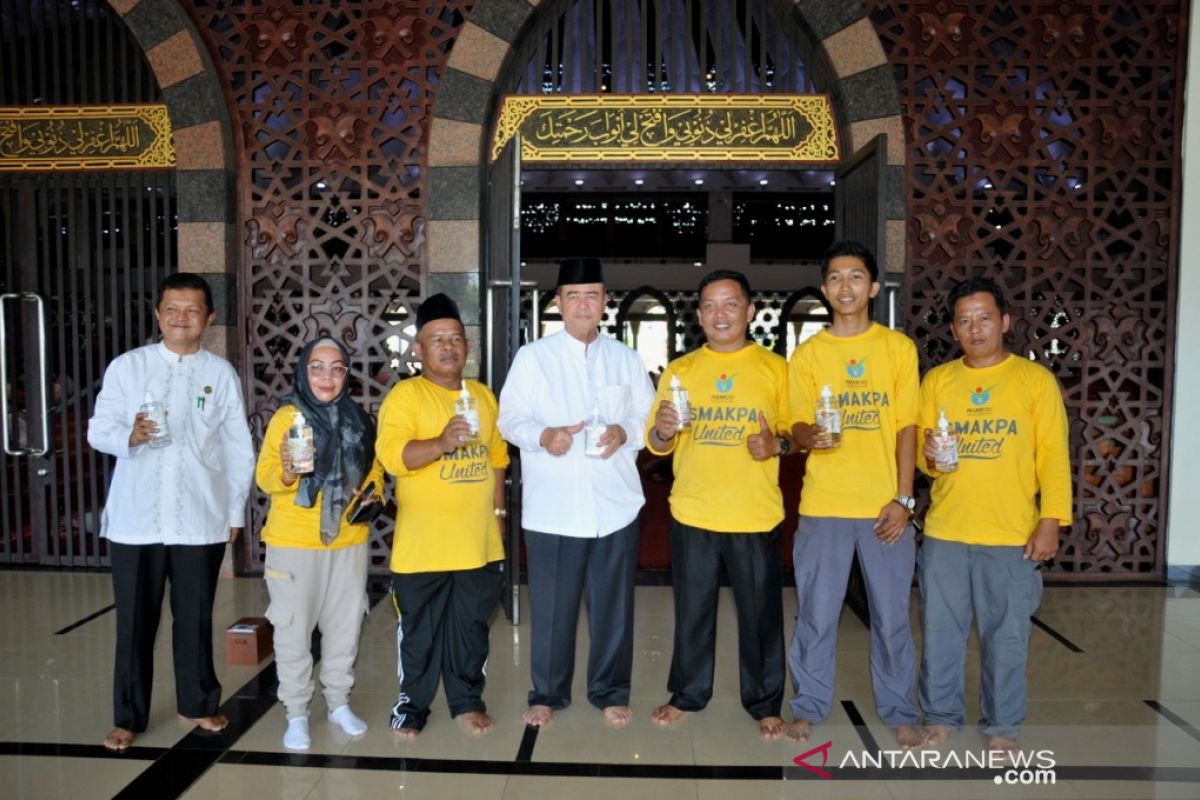 Siswa SMAK racik hand sanitizer untuk Masjid Raya Sumbar