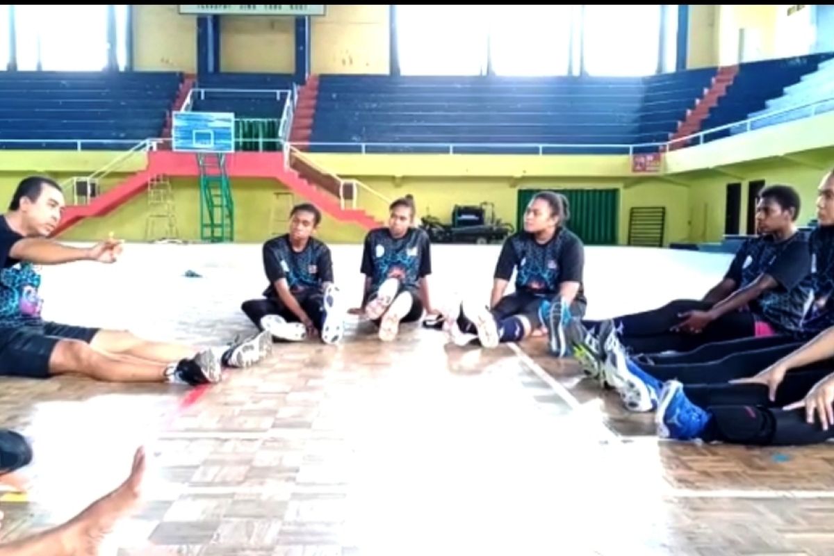 Tim voli putri indoor Papua terus mantapkan latihan persiapan PON