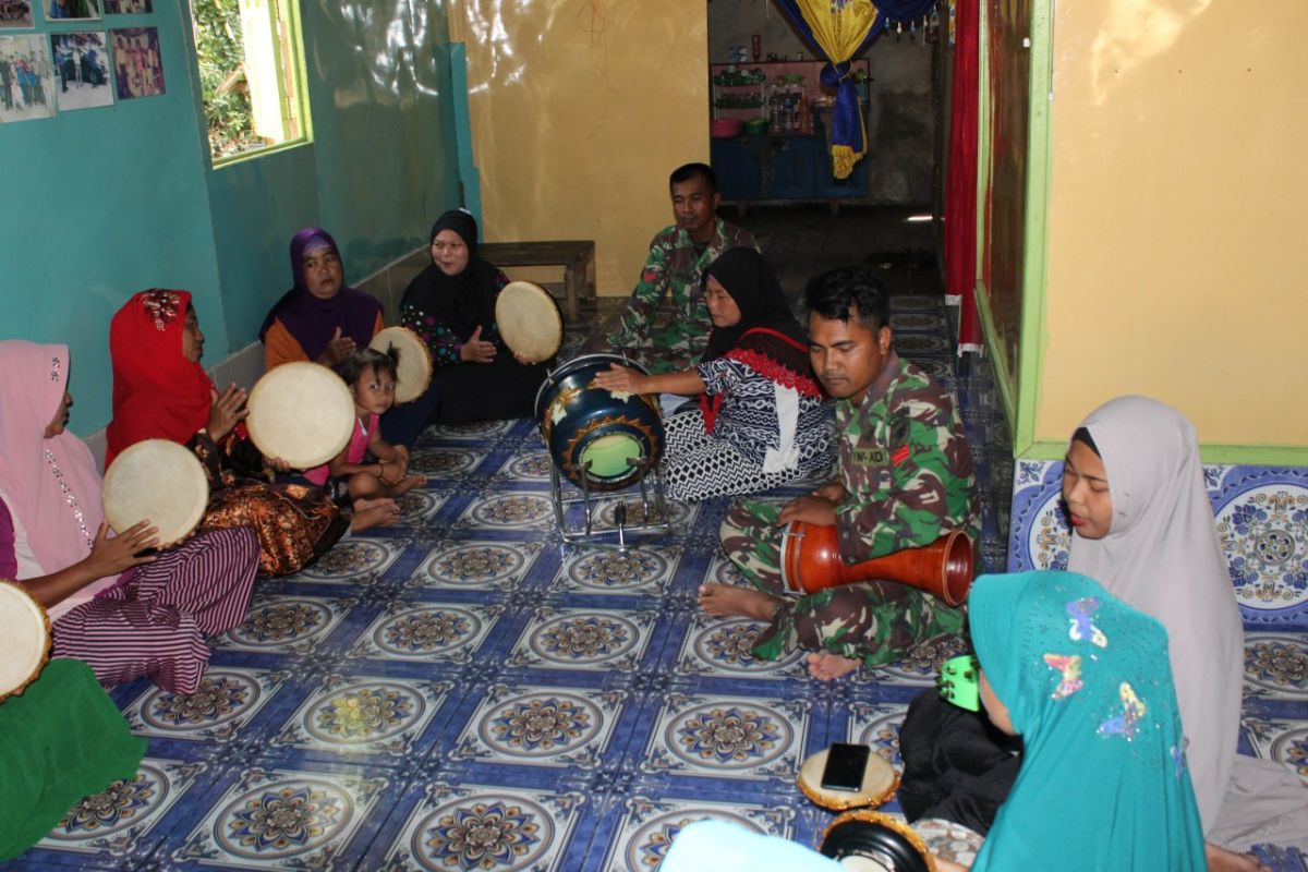 Praka Yamin membaur dan berlatih musik rabana