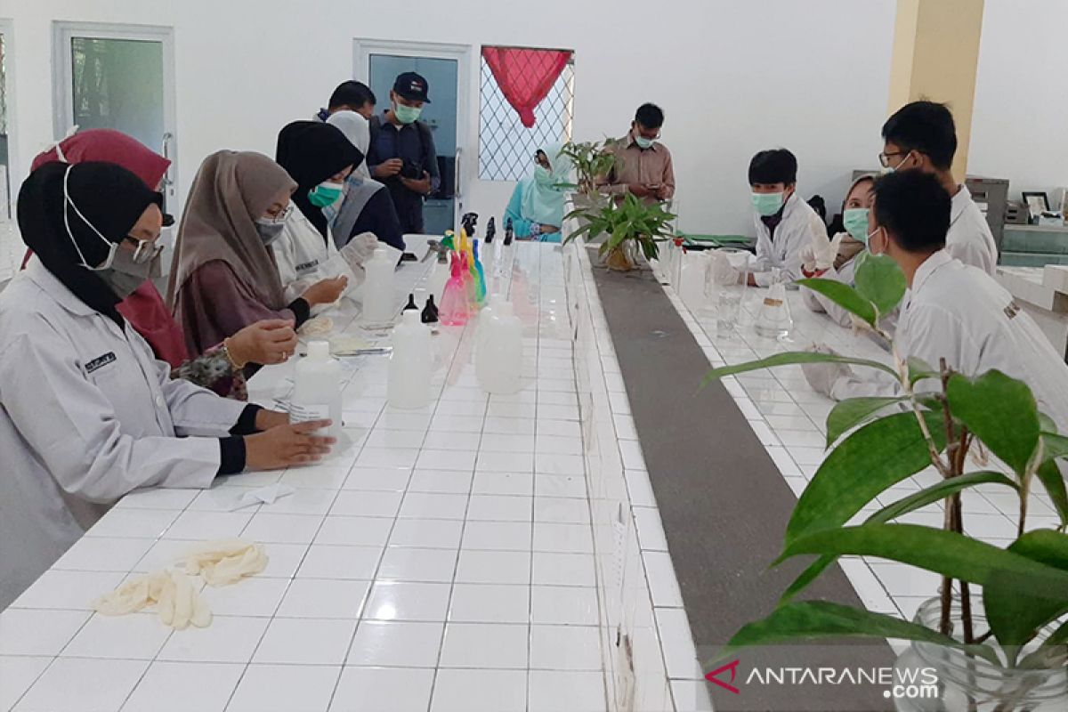 Six Riau University labs producing hand sanitizers