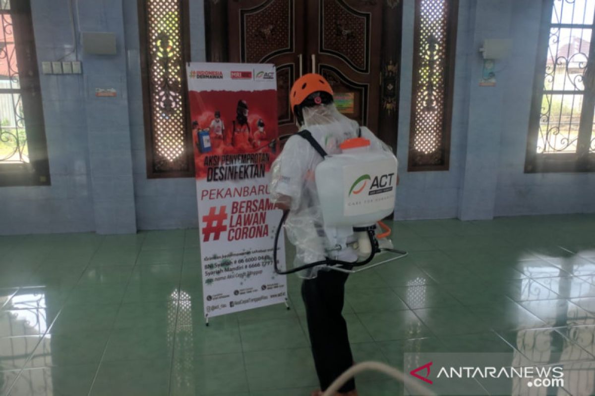 Aksi penyemprotan disinfektan oleh ACT-MRI Riau di masjid