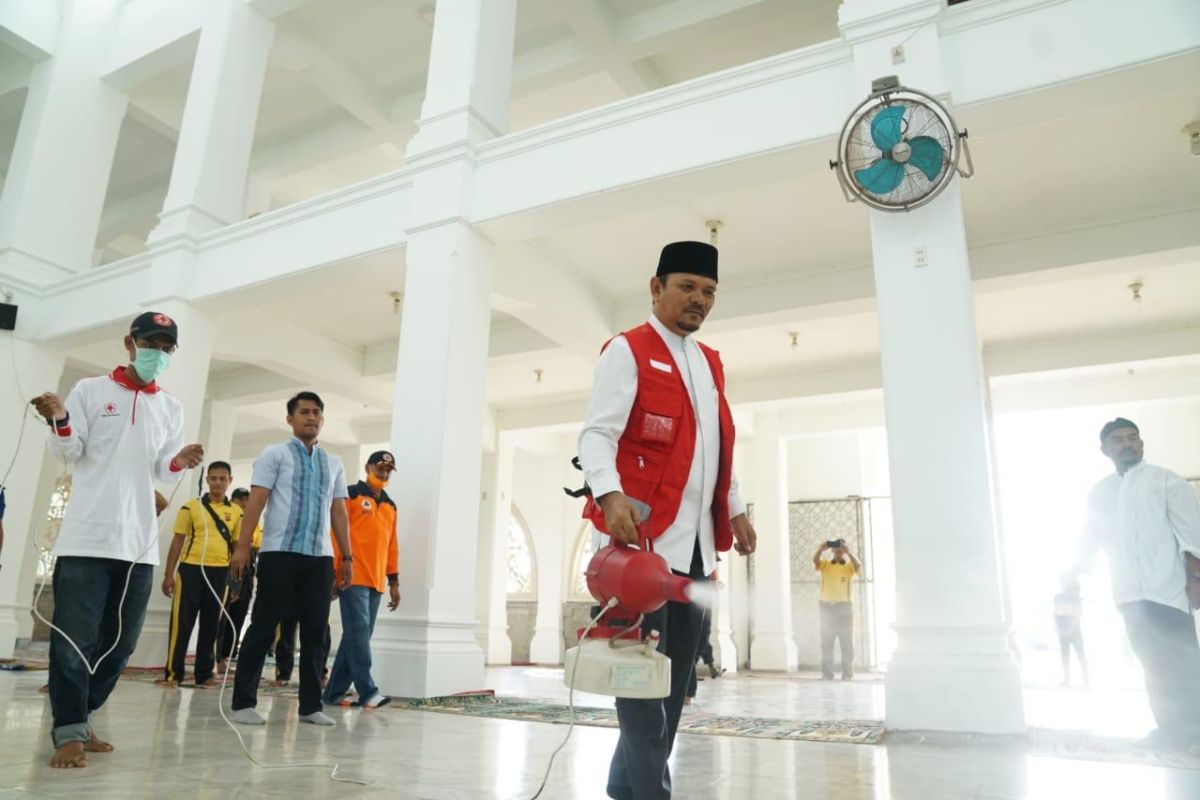 Pemkab Aceh Besar bersama PMI semprot disinfektan di sepuluh masjid