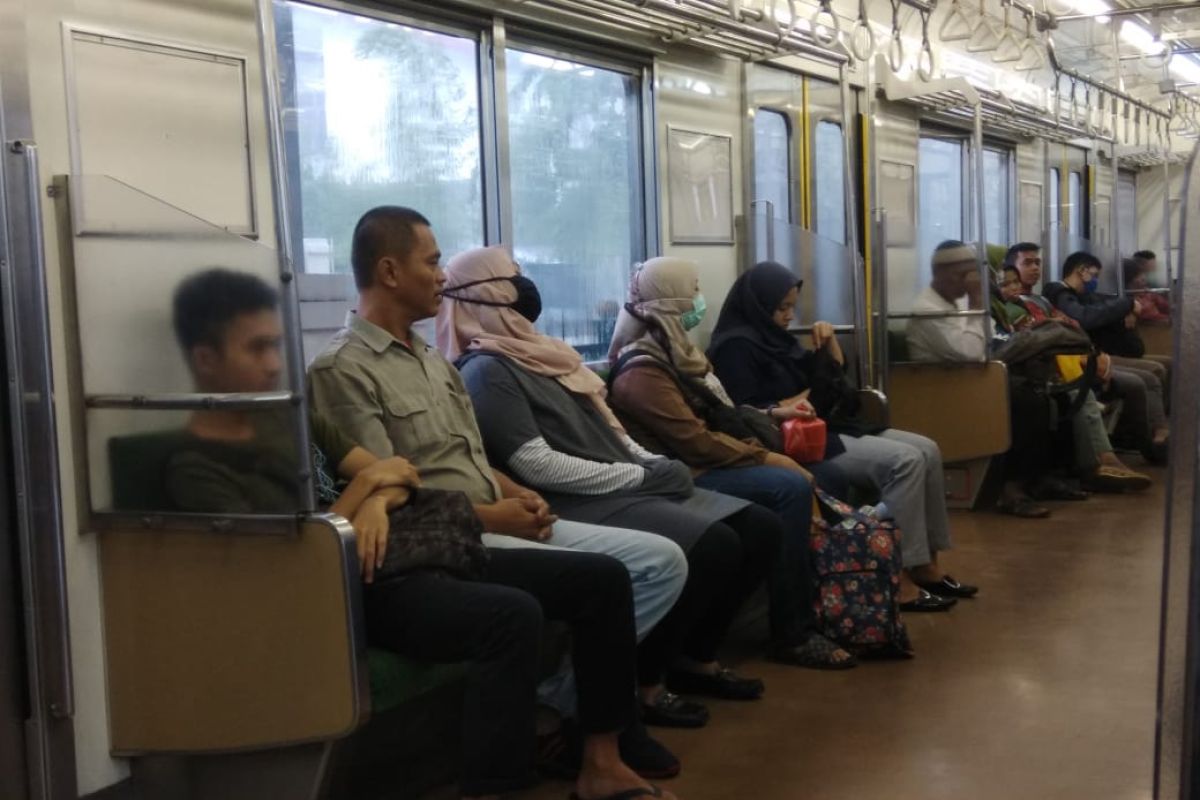 Kemenhub minta kesadaran penumpang KRL untuk jaga jarak