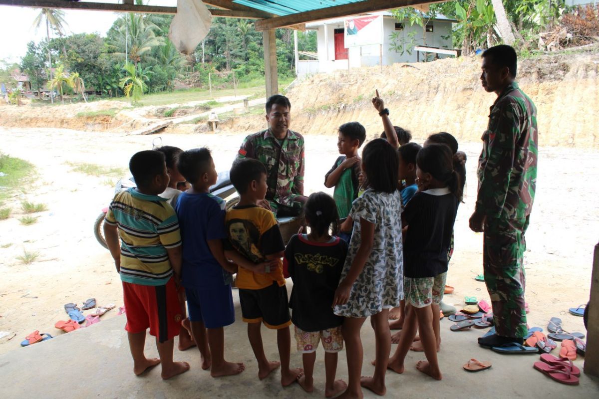 Prajurit TMMD membaur bersama anak-anak