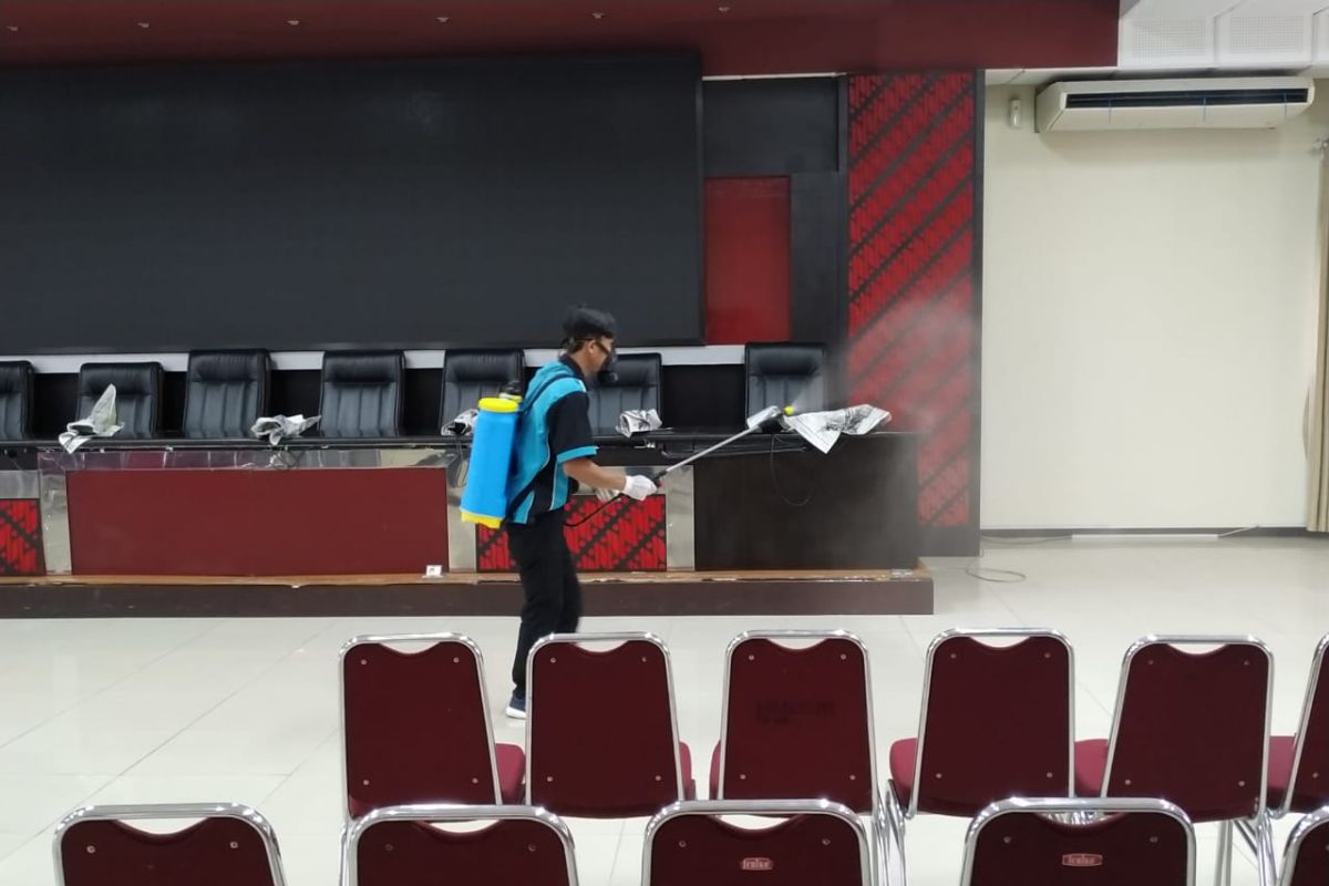 Seluruh area kampus Universitas Brawijaya disemprot disinfektan