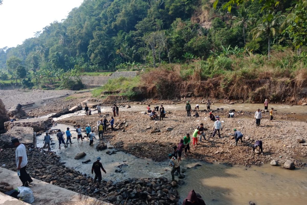 Akibat tanggul jebol, warga dua desa di Cianjur terisolir