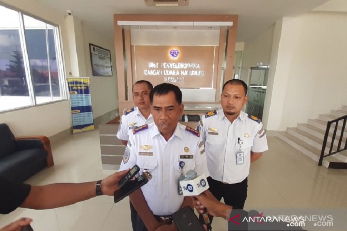 Pengelola Bandara Haluoleo membersihkan fasilitas dengan disinfektan