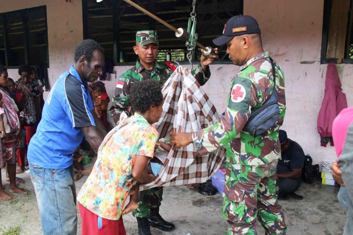 Warga kampung Epem Mappi dapat layanan kesehatan Posyandu Satgas TMMD