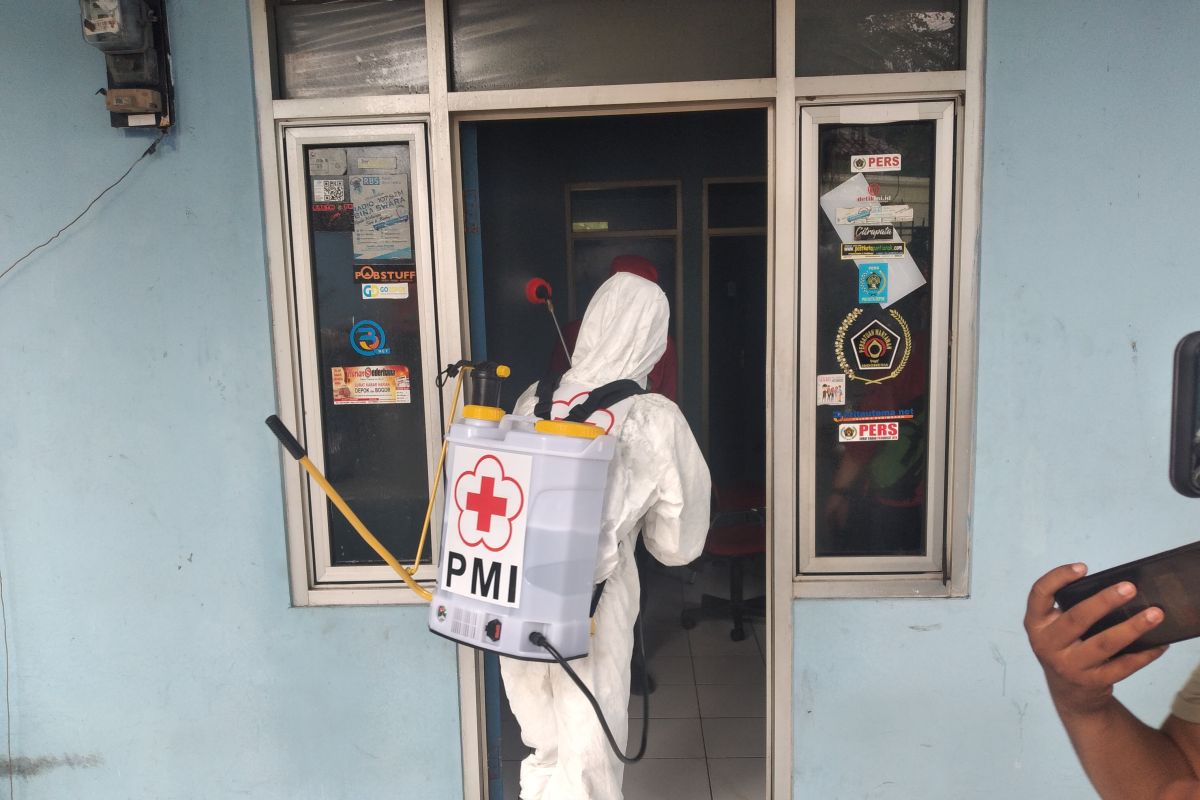 PMI Depok semprotan disinfektan di seluruh fasilitas publik cegah penyebaran COVID-19