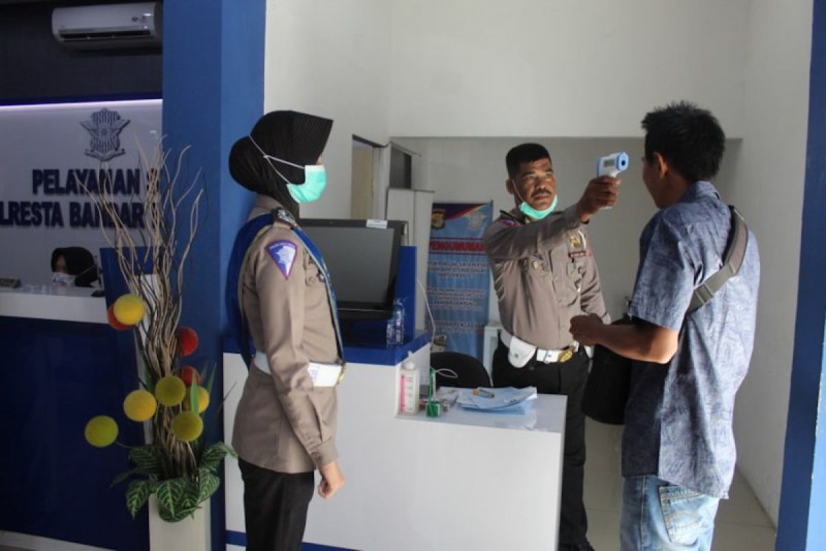 Polresta Bandarlampung ukur suhu tubuh pemohon SIM