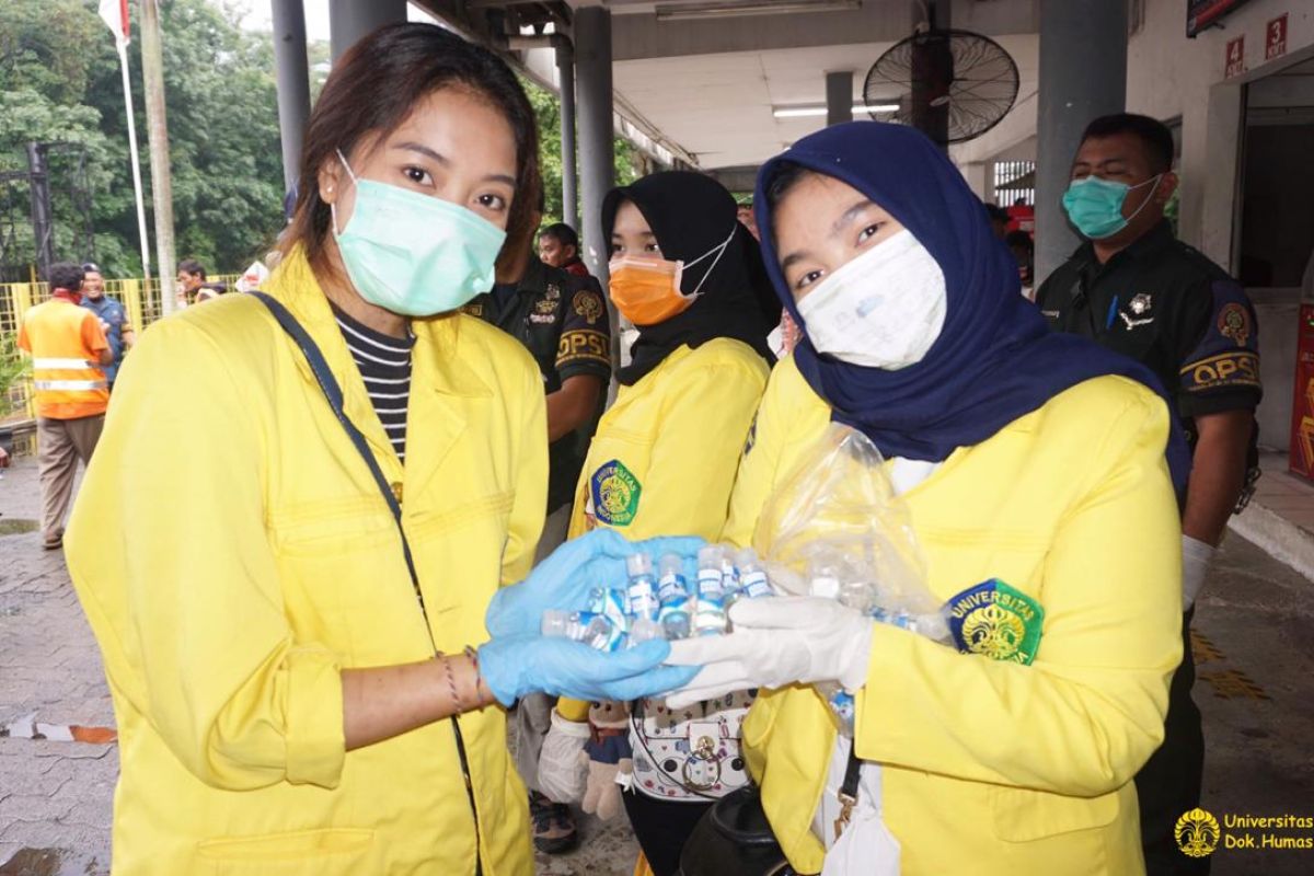 Cairan pembersih tangan di stasiun, gratis dari Fakultas Farmasi UI