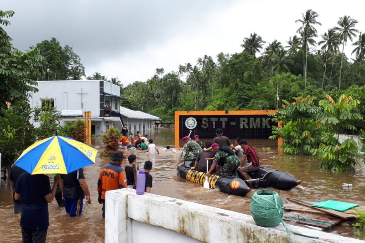 Marinir Yonmarhanlan VIII bantu evakuasi korban banjir di Dua Saudara