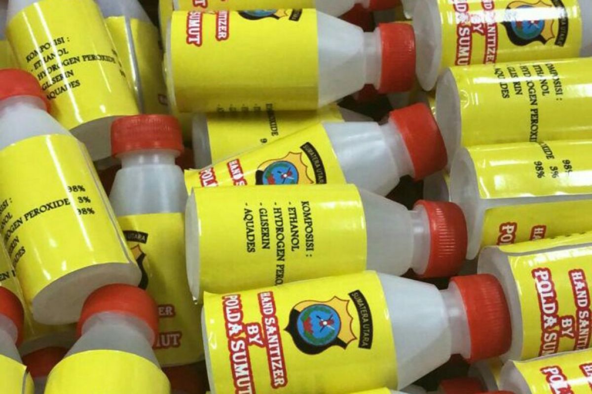 Polda Sumut bagikan cairan hand sanitizer kepada personel