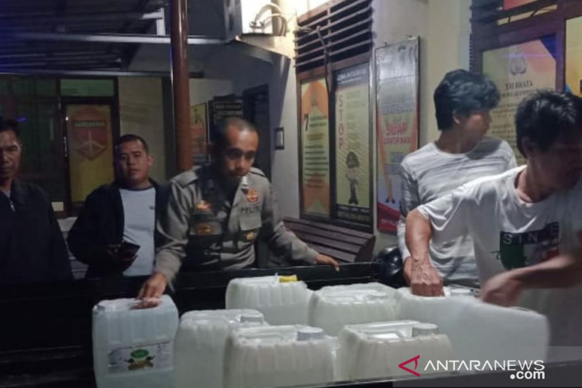 Polisi Bangka Barat sita 450 liter arak siap edar