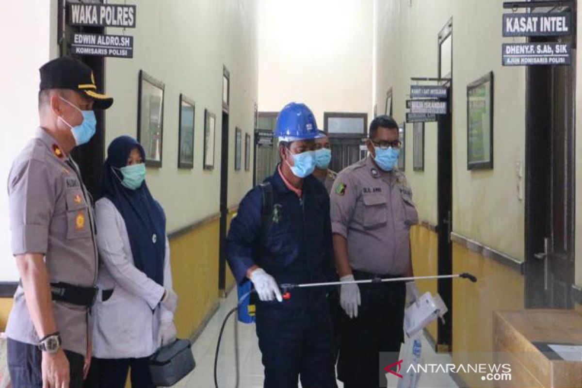 Markas Polres Aceh Utara disemprot desinfektan