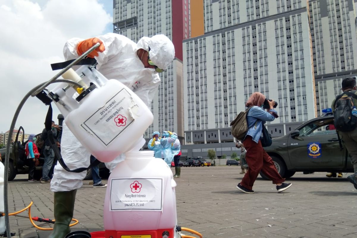 Wisma Atlet Kemayoran mulai disemprot disinfektan