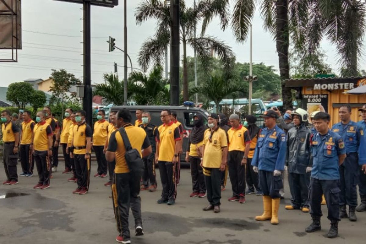 Sepuluh jalan protokol Jaktim disemprot disinfektan