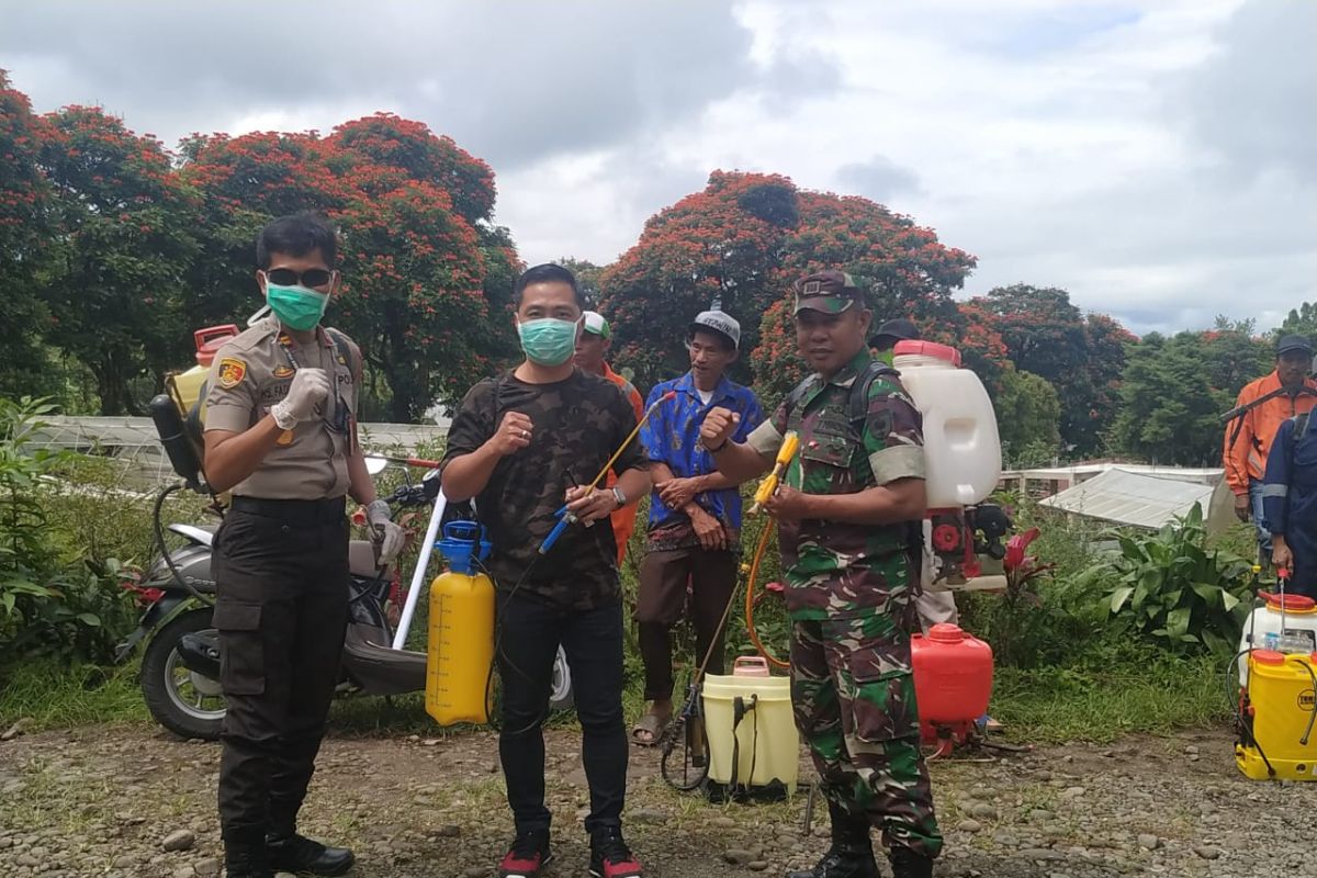 Fasilitas umum di dataran tinggi Gowa disemprot disinfektan