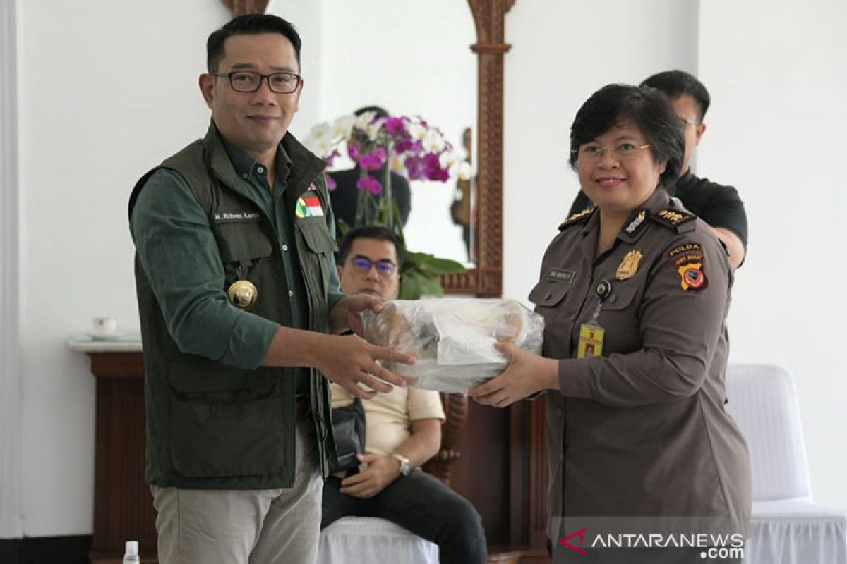 Pemerintah Jawa Barat bagikan 1.000 alat pelindung untuk tenaga medis