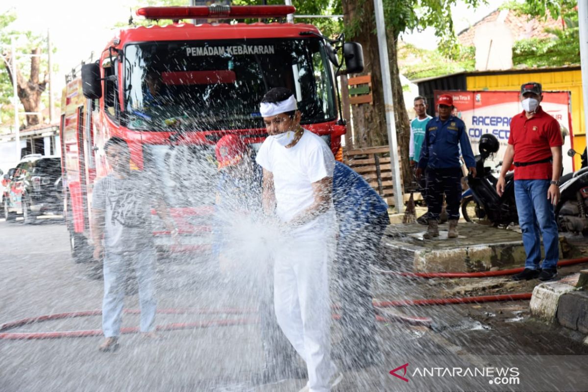 Dedi Mulyadi semprot disinfektan jalan di Purwakarta gunakan mobil damkar
