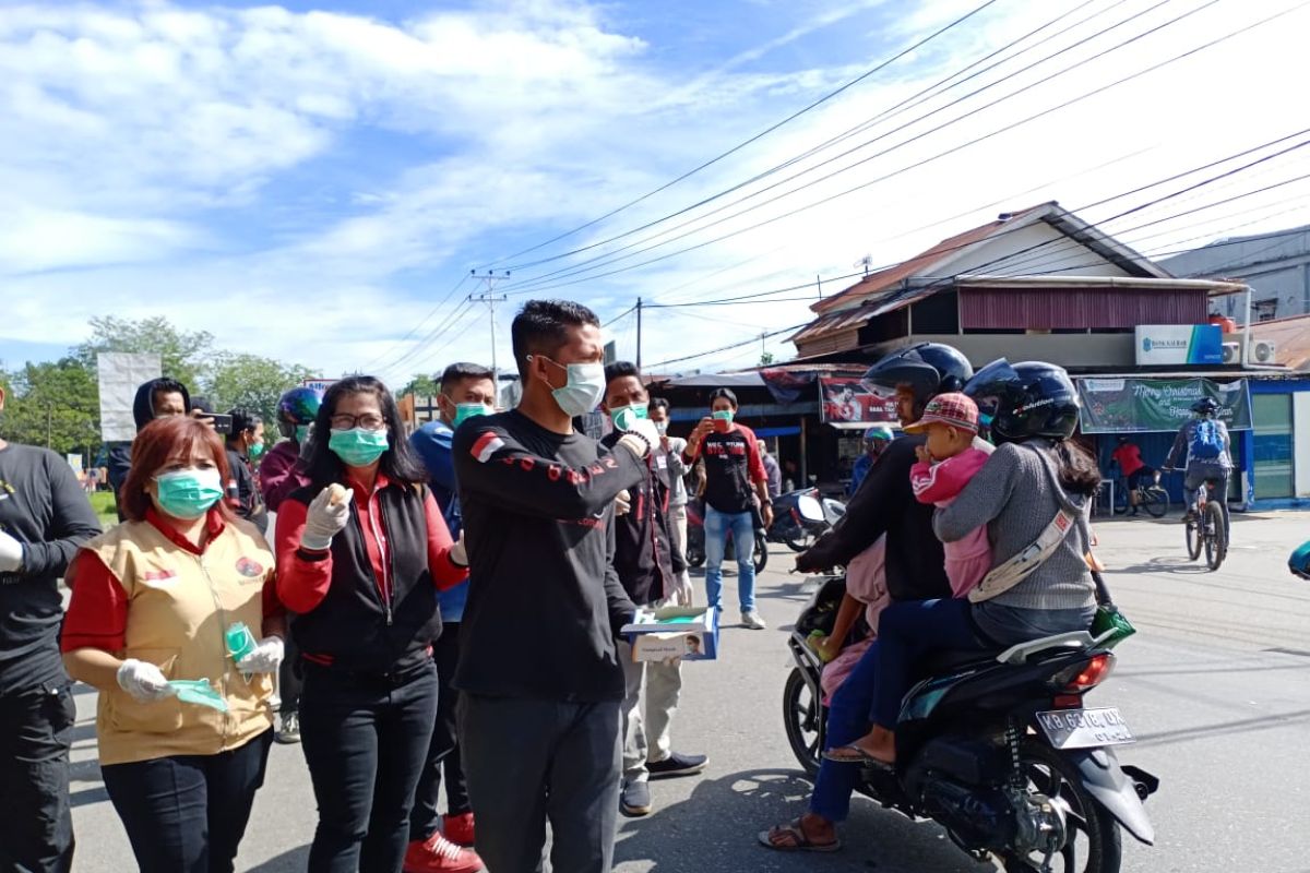 Keluarga besar PDIP Kalbar bagi-bagi masker dan telur rebus