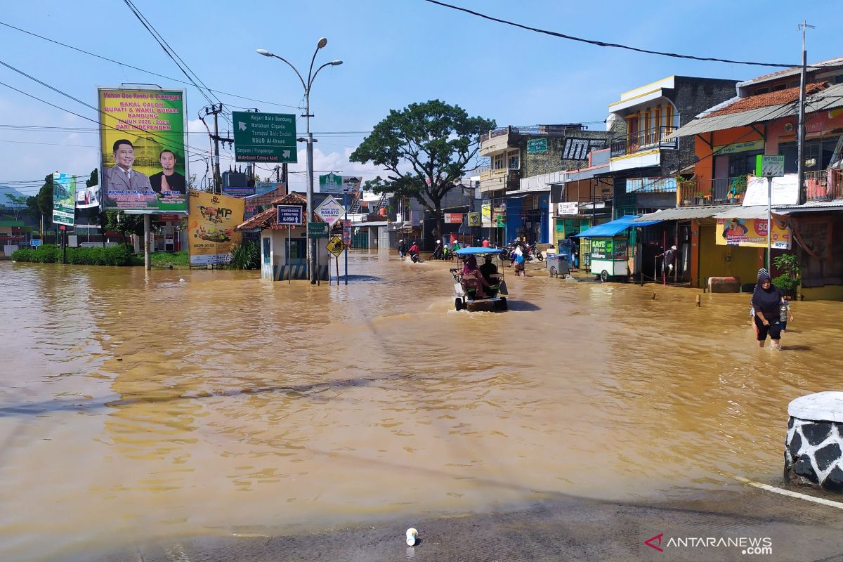 Banjir terjang Baleendah Bandung ketinggian air hingga 2,5 meter