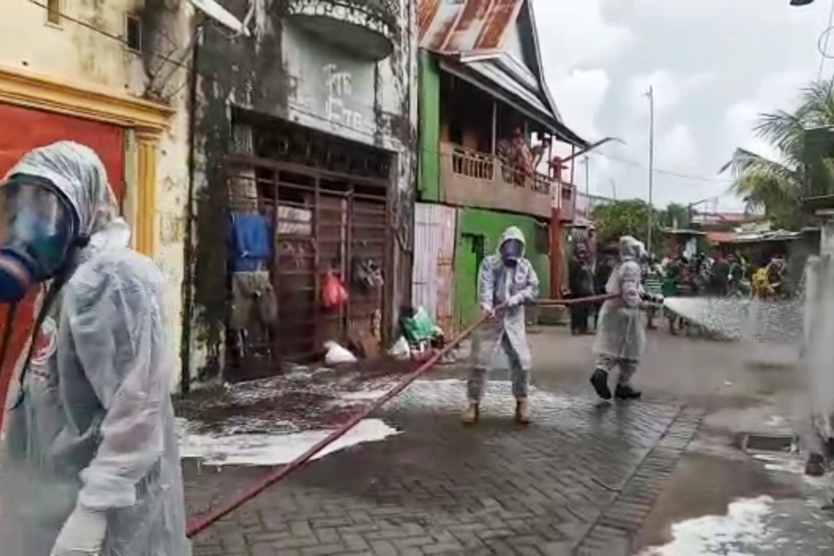 Damkar Kota Makassar semprotkan disinfektan di jalan antisipasi COVID-19