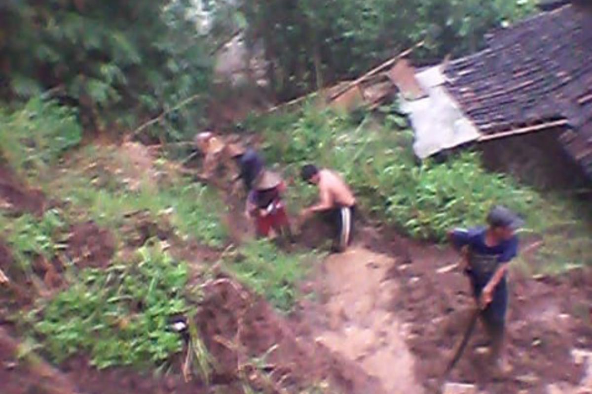 Longsor terjang rumah warga di Tulungagung, Jatim