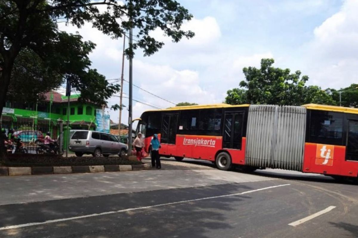 Bus gandeng TransJakarta mogok di Jaktim picu kemacetan