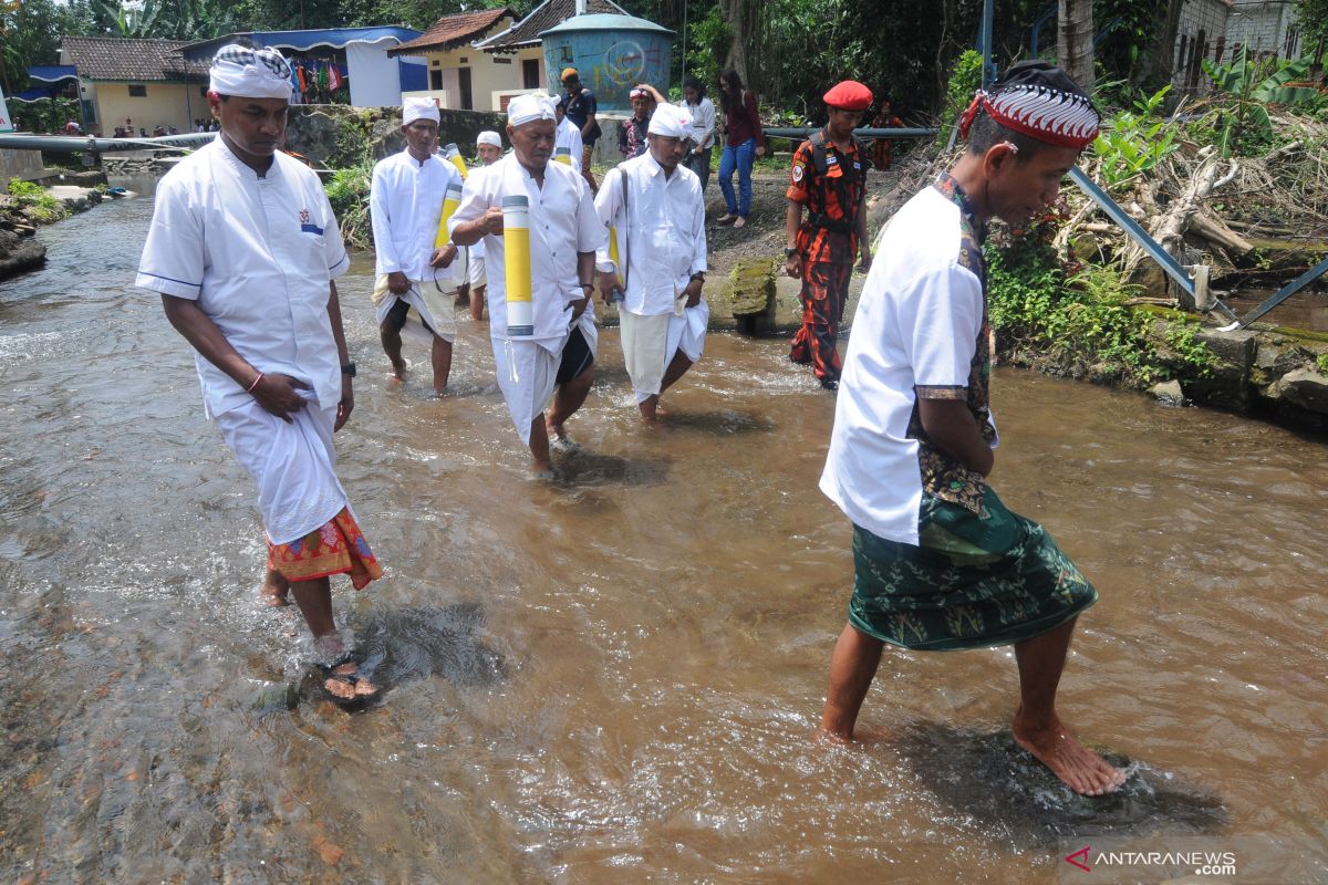 Ritual Mendak Tirta Umat Hindu - ANTARA News