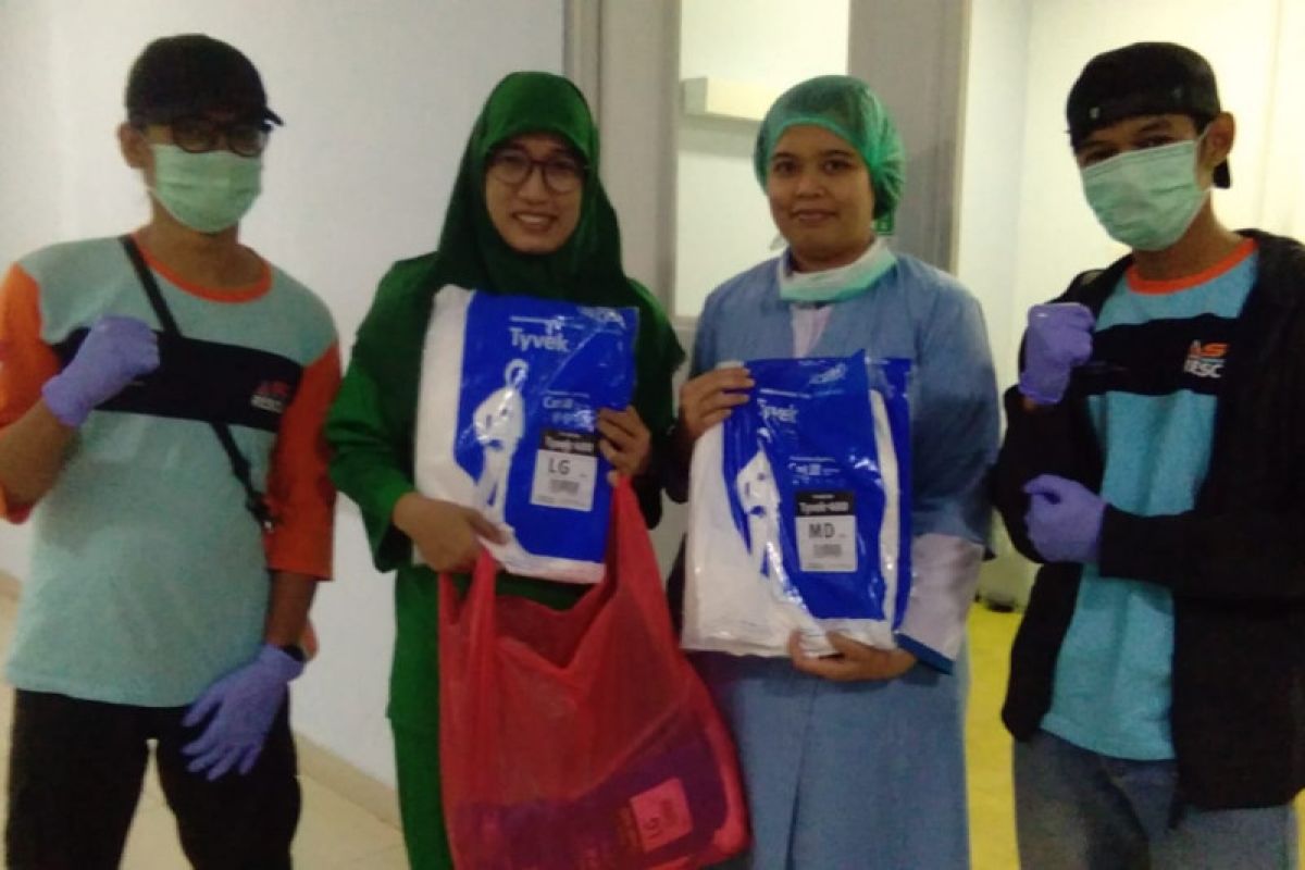 Sekolah Relawan bagikan APD dan paket makanan kepada paramedis