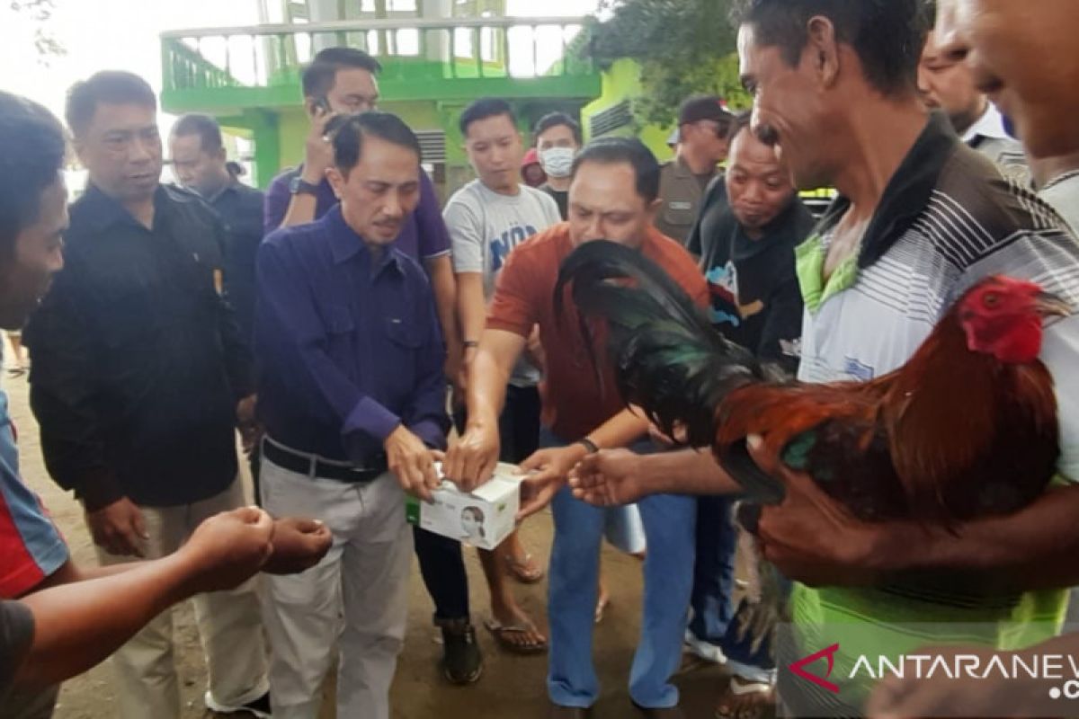 Bupati Gorontalo bagikan masker di Pasar Limboto