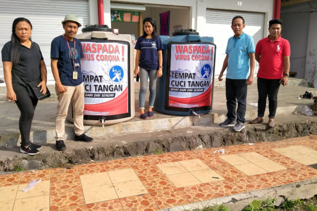 Disperindagnaker  Sitaro  pasang tempat cuci tangan di pasar tradisional