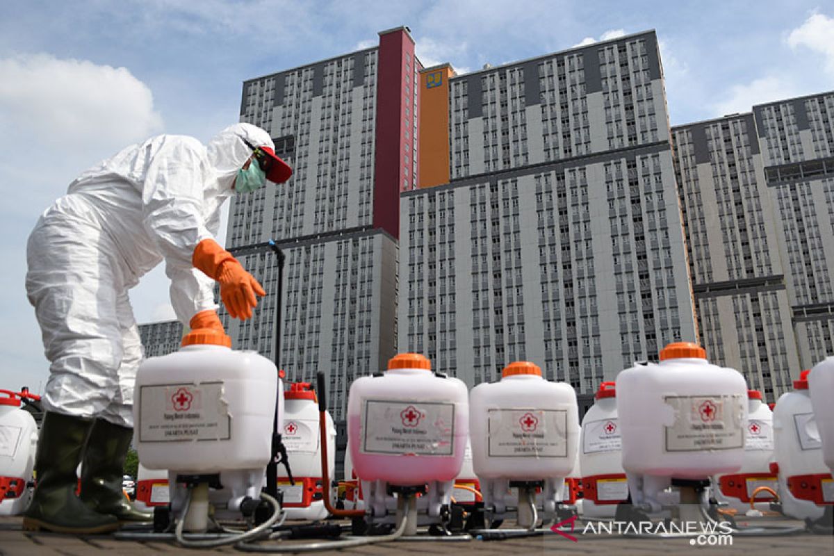 Petugas mulai semprot Wisma Atlet Kemayoran dengan disinfektan