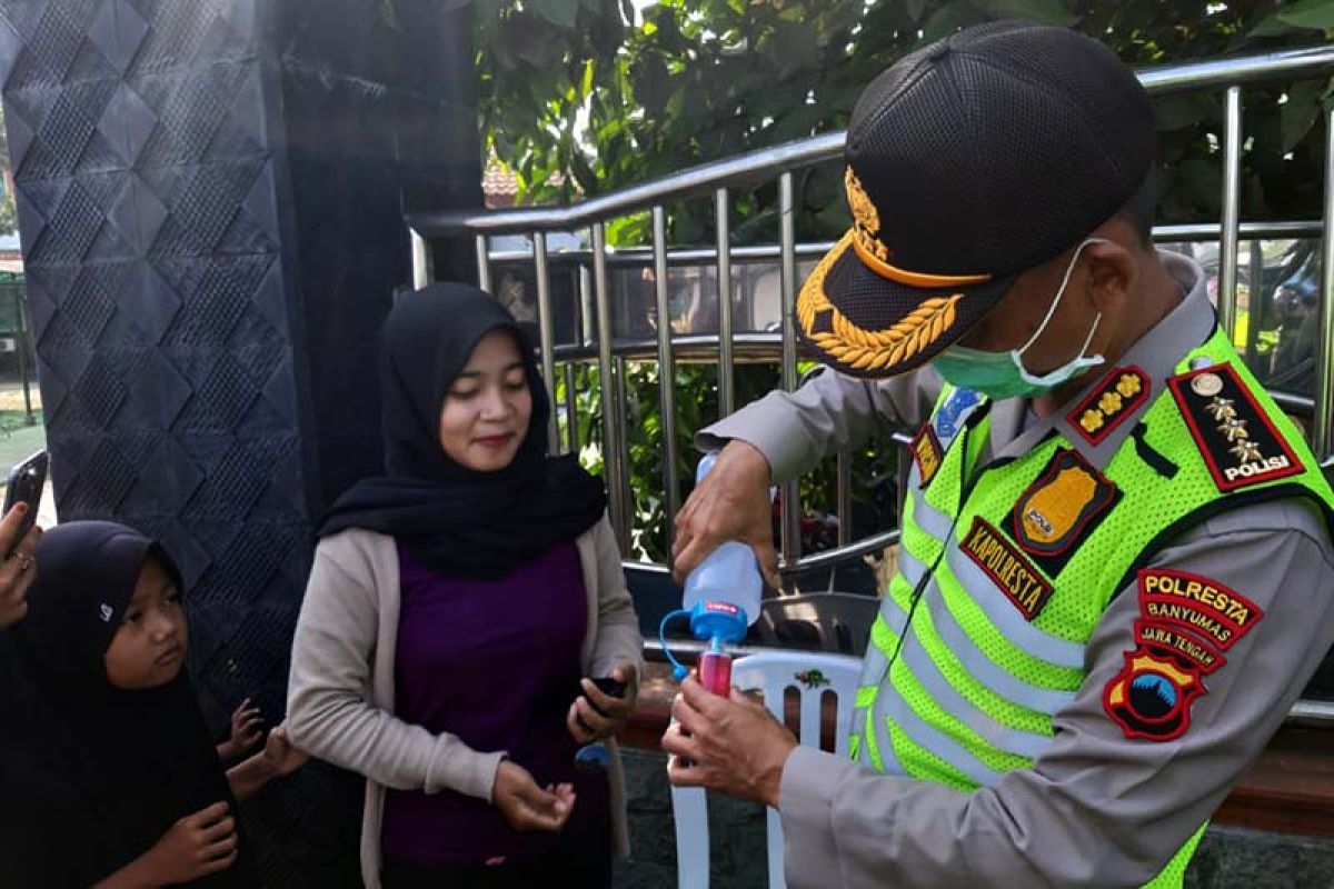 Polisi Banyumas sediakan cairan pembersih tangan di perbatasan