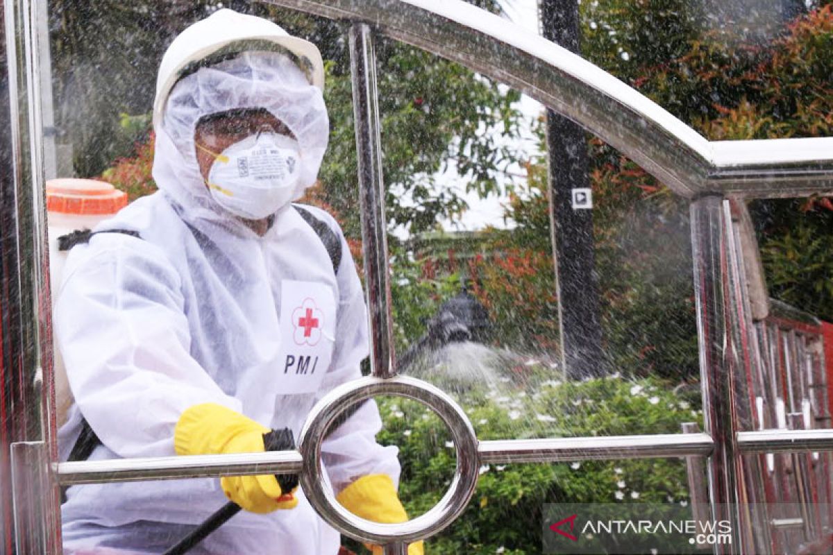 Cegah corona, relawan PMI Palangka Raya semprot disinfektan di sejumlah kantor