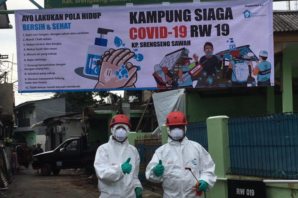 Sekolah Relawan dan warga Depok gotong royong semprotkan disinfektan ke rumah ibadah