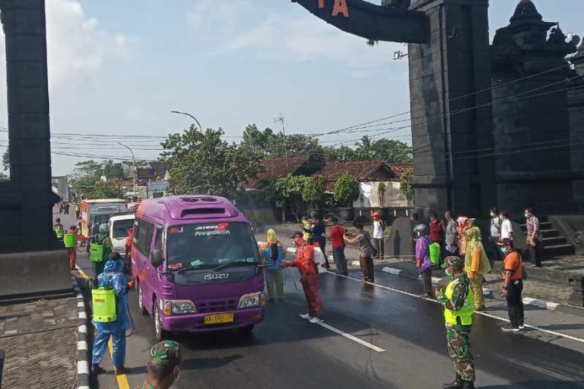 Pemkab Magelang semprot disinfektan kendaraan di daerah perbatasan