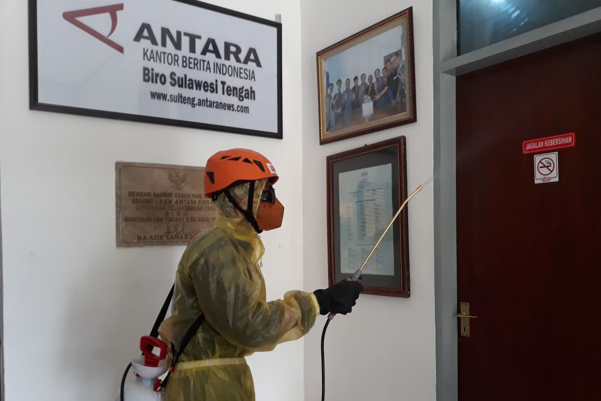 ACT  semprot desinfektan di kantor perusahaan pers cegah COVID-19