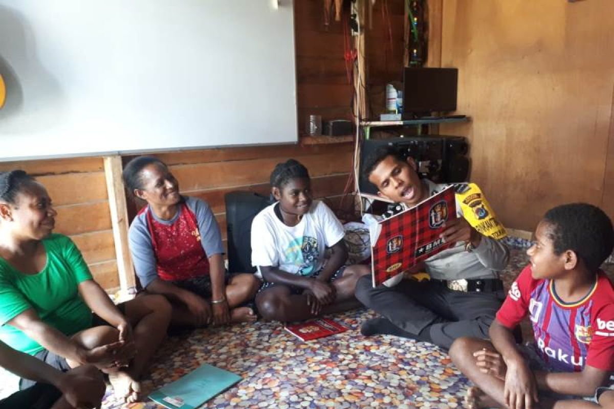 Bhabinkamtibmas Polres Tolikara mengajar anak di rumah