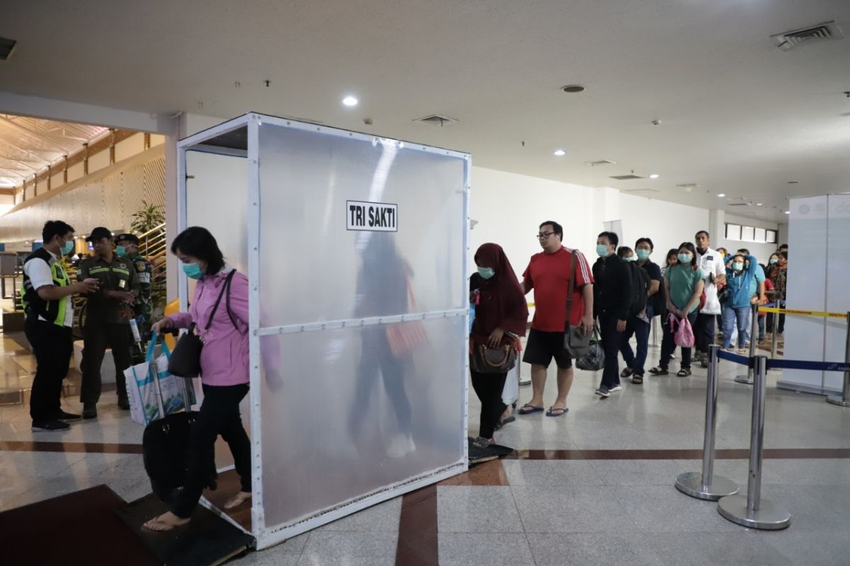 Cegah penyebaran COVID-19, Surabaya pasang dua bilik sterilisasi di Terminal Juanda