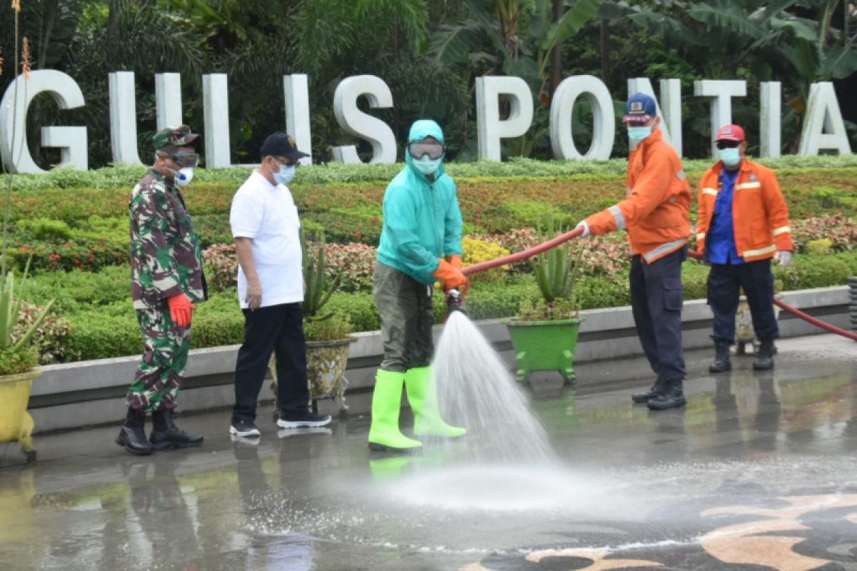 Ratusan petugas dan relawan di Pontianak lakukan penyemprotan disinfektan