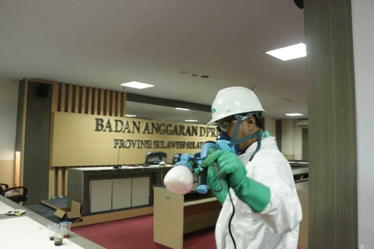 Seluruh ruangan Sekretariat DPRD Sulsel disemprot disinfektan