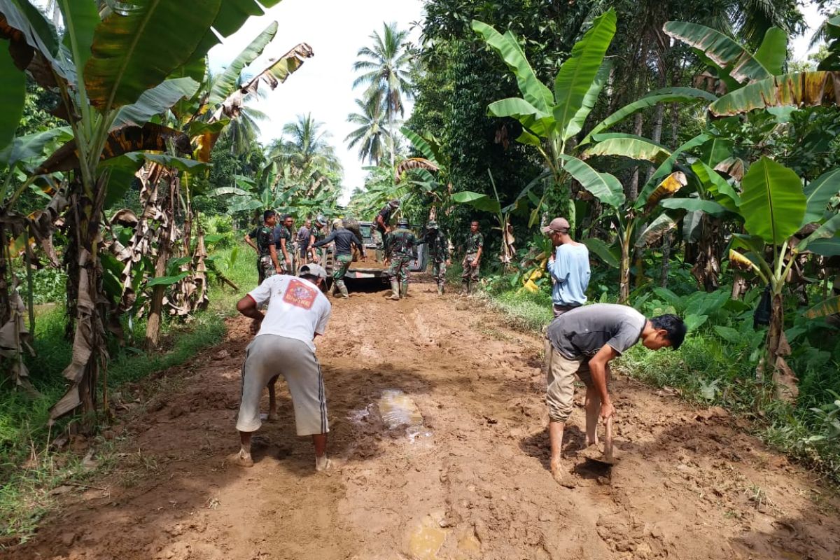 Warga bergotong royong bantu TMMD timbun badan jalan