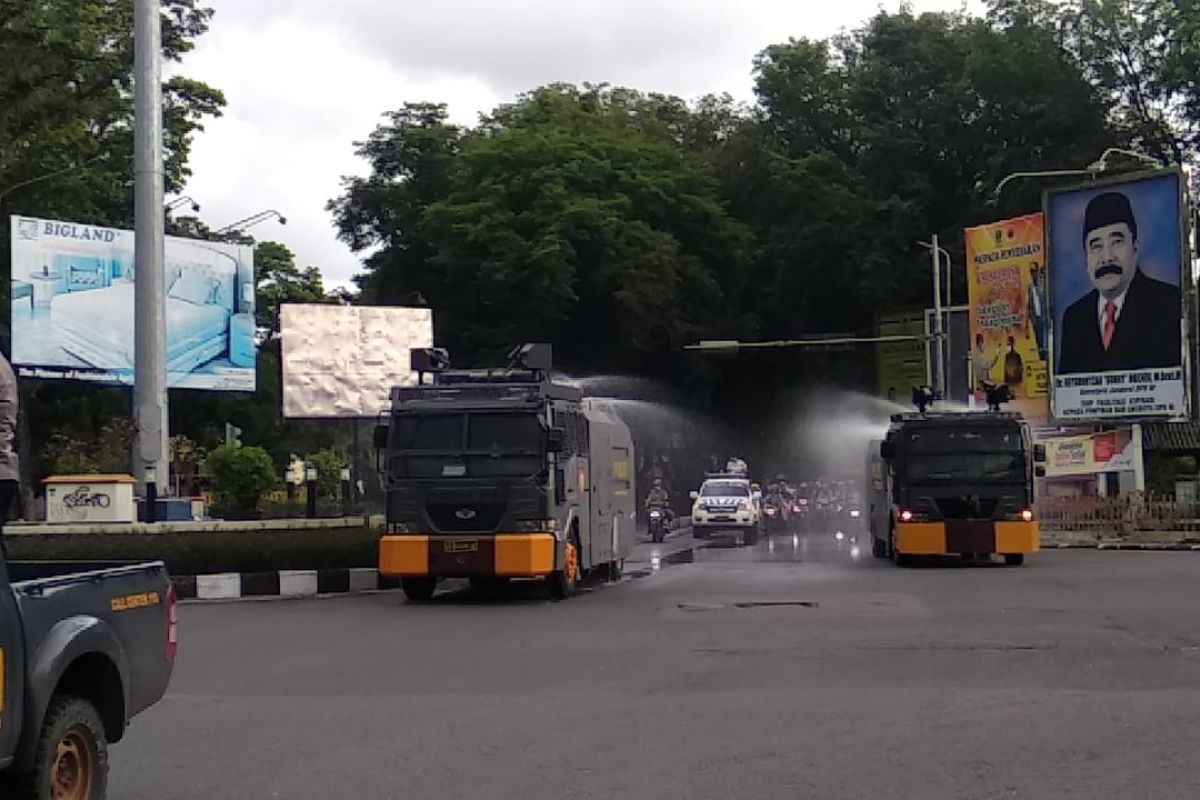 Polda Sumbar semprotkan 16.000 liter cairan disinfektan di Kota Padang