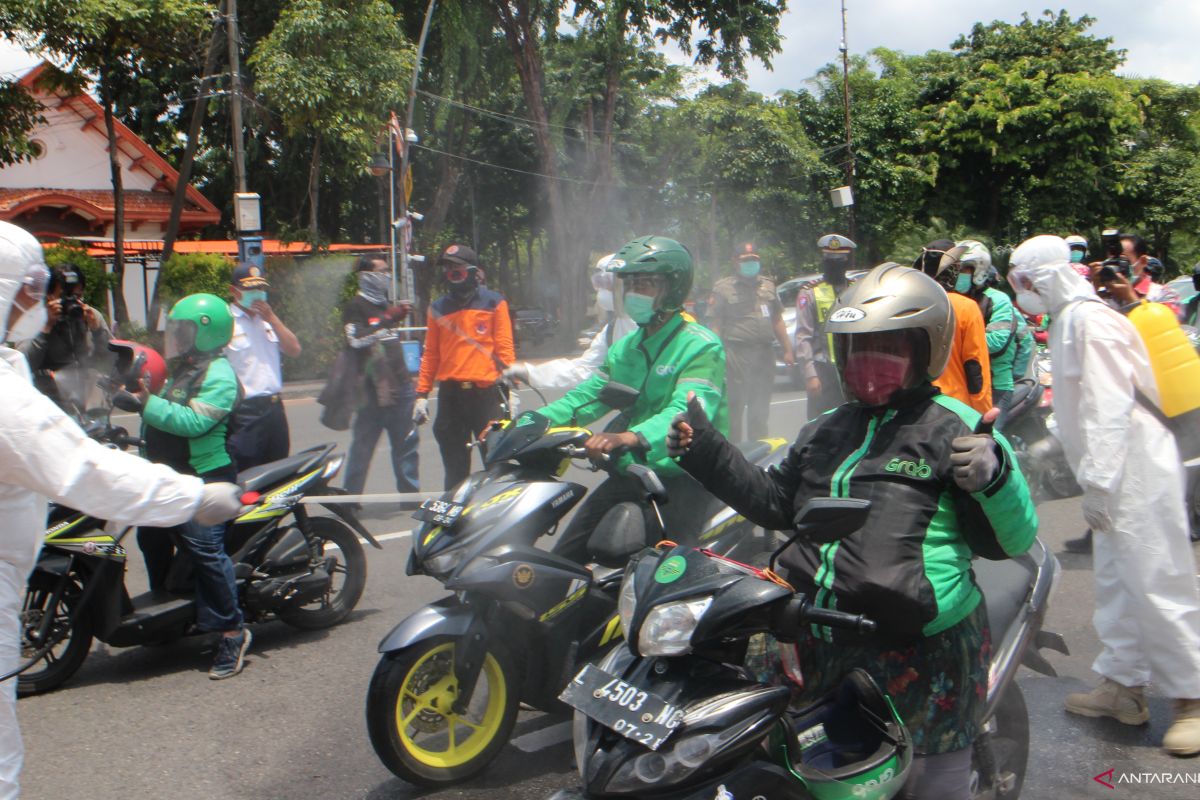 Pengojek daring senang disemprot disinfektan